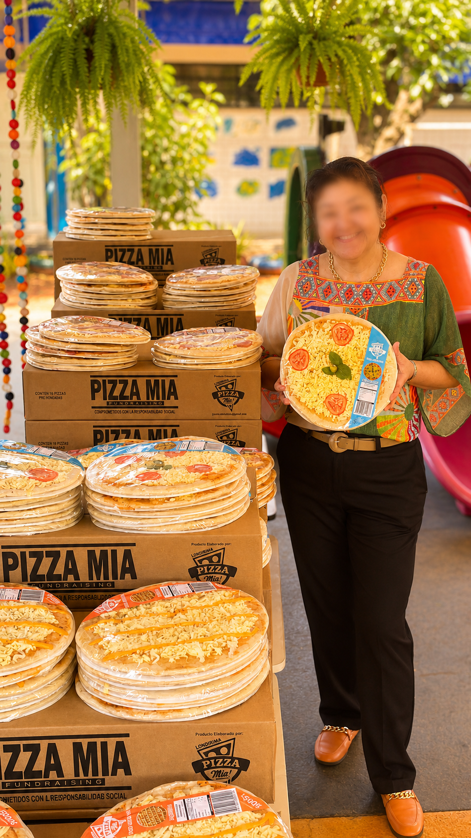 Voluntários de instituição com caixas de pizza