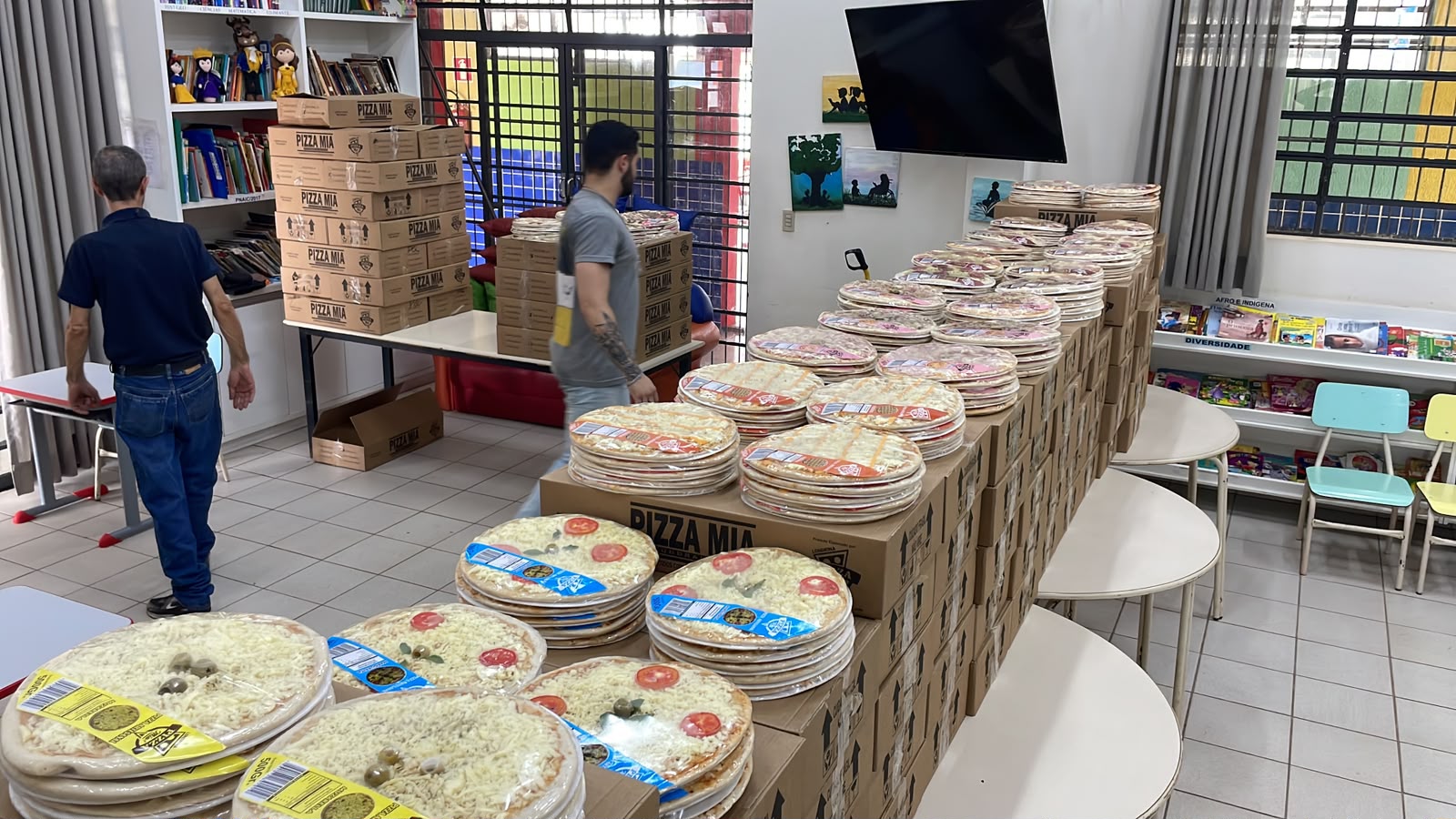 Caixas Pizza Mia e pizzas separadas para distribuição em escola